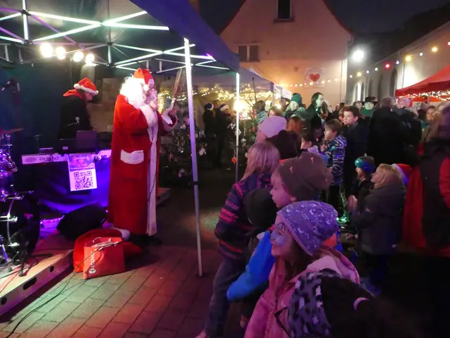 Der Nikolaus hatte für alle Kinder etwas dabei. | Foto: Schatz