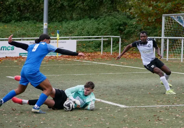 Die Dauerbrenner der Vorrunde beim FC Germania: Janik Senger (am Boden) und Blaise Fowe (rechts), die jeweils alle Spiele absolviert haben.  /Foto: -wy