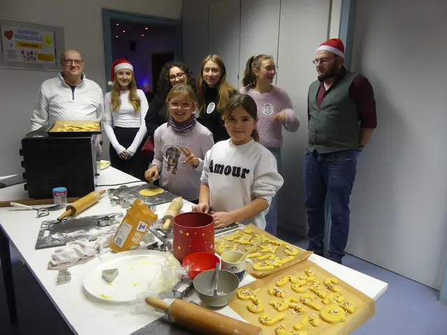 Plätzchen backen konnten die Kinder unter Aufsicht im Jugendtreff. | Foto: Schatz