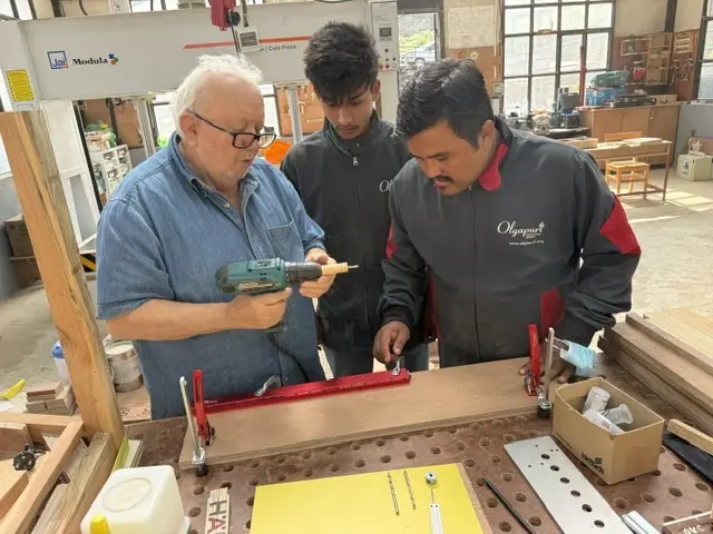 Schreiner Albert Klar-Bauder ist ein guter Lehrmeister, der viel Erfahrung hat. 