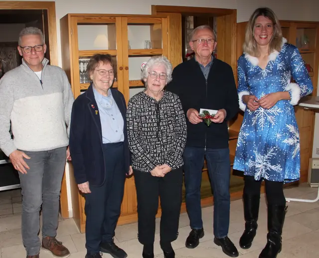 Die AWO-Vorsitzende Antje Geiter (rechts) und ihr Stellvertreter Bernd Garbaczok (links) dankten den AWO-Mitgliedern Bärbel Sinn (Mitte), Ingrid Tischler und Friedemann Haschler für ihren außergewöhnlichen Einsatz.  