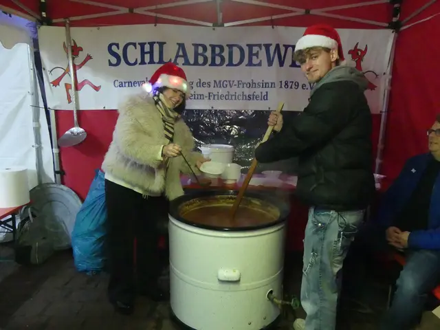 Emilia und Dennis rührten im großen Gulaschtopf bei den Schlabbdeweln. | Foto: Schatz