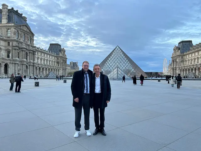 Bürgermeister Florian König und Bürgermeister Yannig Robin vor dem Louvre in Paris  | Foto: BMA