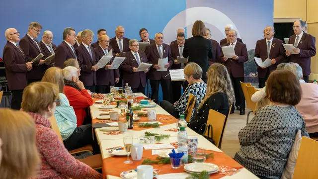 Die Gäste der Weihnachtsfeier lauschen der Singgemeinschaft Frohsinn/Sängerbund beim "Weihnachtszauber", dirigiert von Niklas Zaberer. | Foto: zg