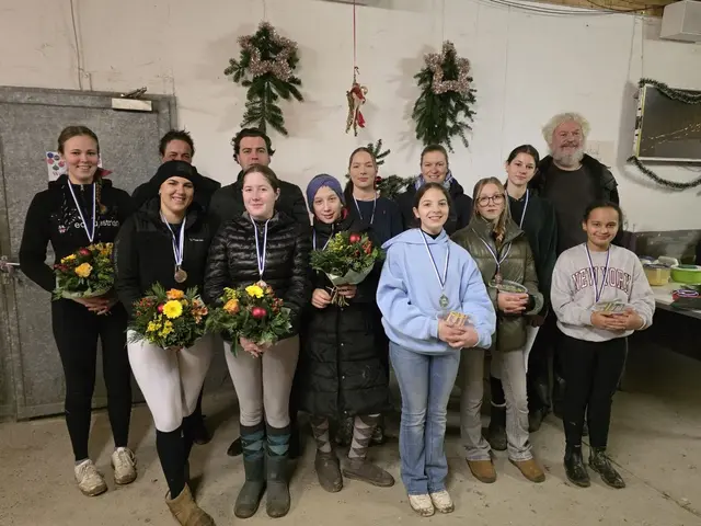 Die Vereinsmeister der Disziplinen Dressur, Springen und Gelände in den einzelnen Altersklassen mit Vereinsvorstand Jan Maltry