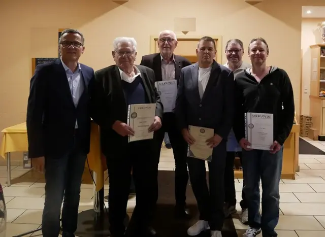 Vorsitzender Bernd Hoffmann mit den Geehrten Edgar Schäfer, Hans-Joachim Schmidt, Kai Mötschl, Andreas Horchheimer und Marcus Böhm (von links). | Foto: -wy