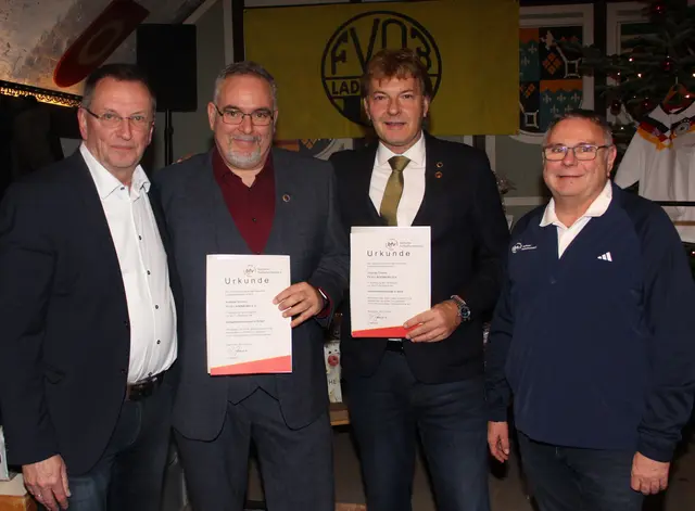 Harald Schäfer (rechts) und Michael Mattern (links) vom Fußballkreis Mannheim durften Thomas Thieme und Andreas Schintu für ihr herausragendes ehrenamtliches Engagement ehren. 