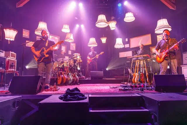 Das Technik-Team setzte mit dem Bühnenbild ein letztes Mal ein Statement.