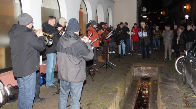 Beim Kurrendeblasen in der Hauptstraße 54 kam weihnachtliche Stimmung auf. 