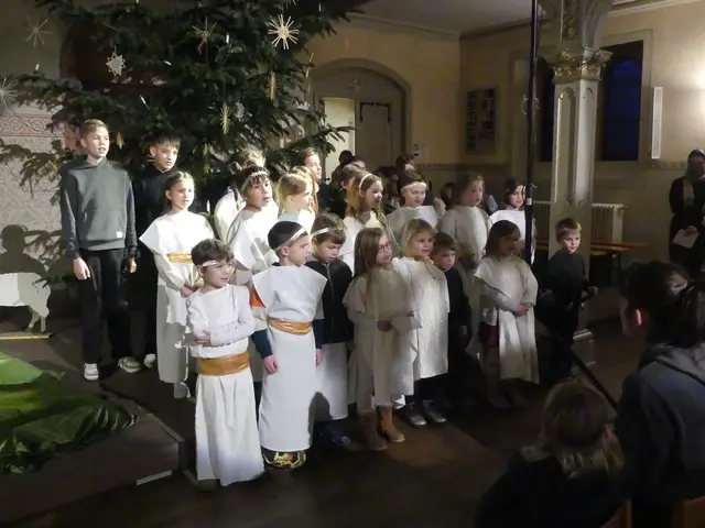 Die Kinder beim Eingangslied. | Foto: Schatz