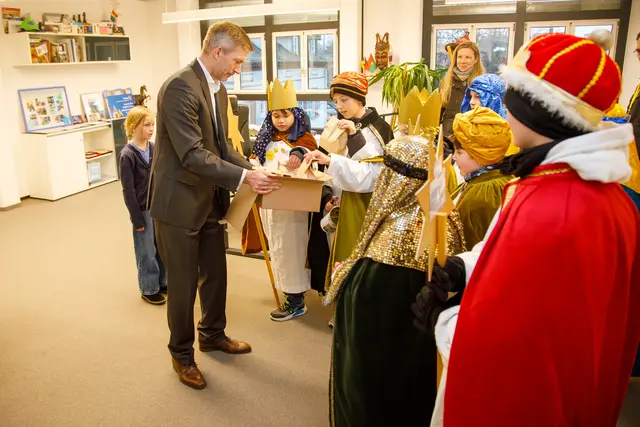 Er bedankte sich mit einer Spende und "Wegzehrung" für die fleißigen Sternsinger.