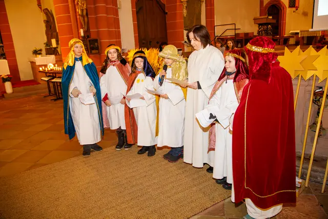Auch bei den Fürbitten unterstützten die Sternsinger Gemeindereferentin Silvia Streun.