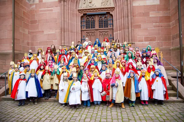 Bereit: Die rund 80 Sternsinger kurz bevor sie sich auf den Weg machten, um Spenden zu sammeln.
