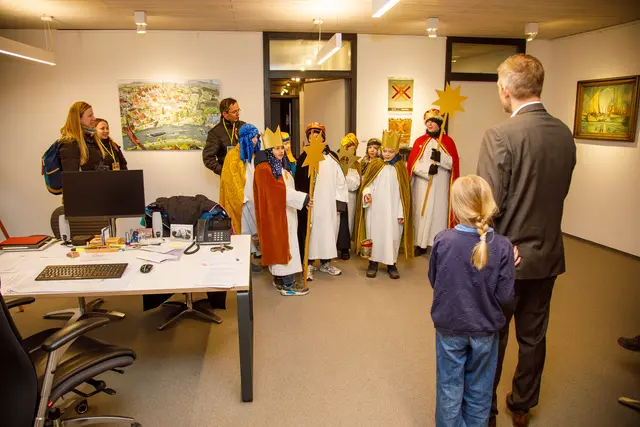 Bürgermeister Stefan Schmutz wurde von einer der vielen Sternsinger-Gruppen in seinem Büro besucht.