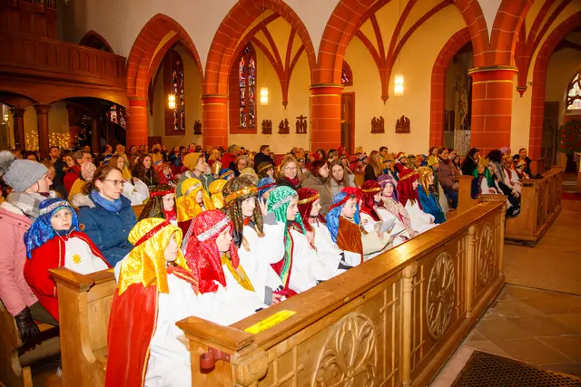 In der Kirche segnete Pfarrer Matthias Stößer Kreide, Segnungs-Aufkleber, Weihrauch und natürlich die Sternsinger selbst.