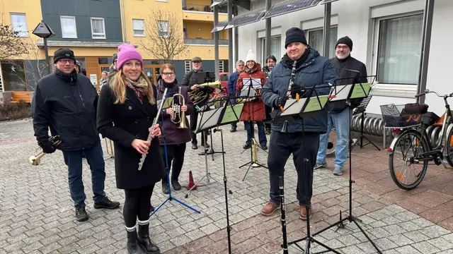 Die Musikvereinigung spielte beim Neujahrsumtrunk am Edinger Rathaus  | Foto: MVN