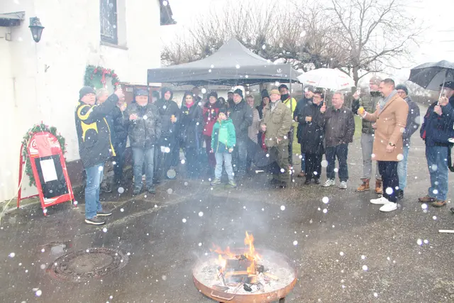 Ein Schneesturm setzte ein, als der Vereinsvorsitzende Jürgen Weygold mit den Mitgliedern auf ein erfolgreiches Gartenjahr anstieß.  