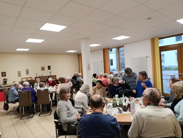 geselliger Nachmittag im Café-Contact