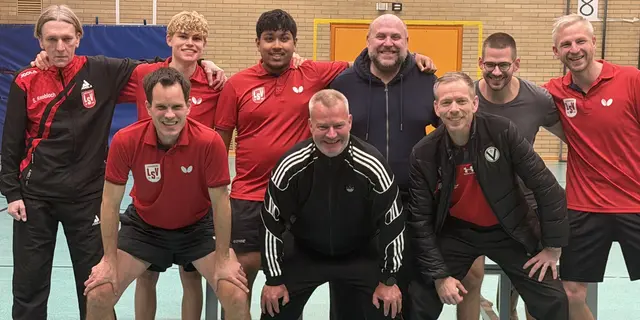 Spitzenduell in der Bezirksliga: Die Rückrunde startete für die LSV-Tischtennisabteilung mit dem internen Duell zwischen der ersten und zweiten Herrenmannschaft. Es spielten (v. l. n. r.): Sascha Knobloch (LSV II), Daniel Kühlert (LSV I), Felix Zimmermann (I), Yeish Banik (I), Dennis Sorau (II), Roman Fink (II), Jochen Röth (I), Stephan Maier (I), Dominik Stern (II).