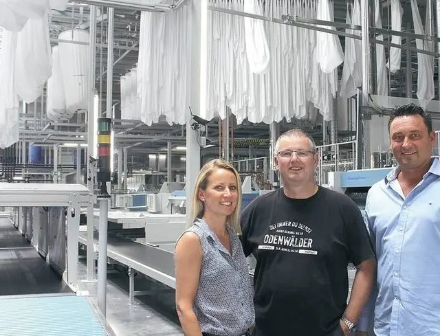 Sven Witteler (rechts), Sabrina Burkhardt und Markus Zwaller halten den Schlüssel trotz des Firmenverkaufs, weiterhin in der Hand. 