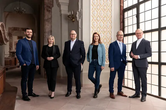 Das Kernteam der Pfarrei St. Sebastian Mannheim: Leitender Referent Matthias Leis (v.l.); stellvertretende Pfarreiökonomin Katharina Pasternack, Pfarreiökonom Alexander Prinz, Referentin mit Personalverantwortung Paulina Scheffzek, Pfarrer Lukas Glocker und stellvertretender Pfarrer Johannes Brandt. | Foto: kathma.de/Ben van Skyhawk