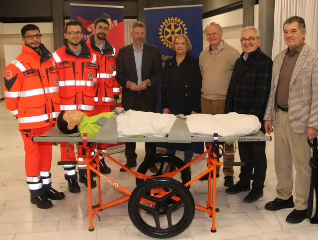 Bei der Übergabe der geländegängigen Krankentrage waren sich alle einig: Die Spende des Rotary-Club-Schriesheim-Lobdengau könnte sinnvoller nicht sein. 