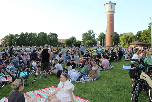 Die Abendstimmung auf der Festwiese am Neckarufer genießen wie hier bei einem Sundowner-Abend 2025 - das soll auch 2026 mit einem Ausschank-Container möglich sein.