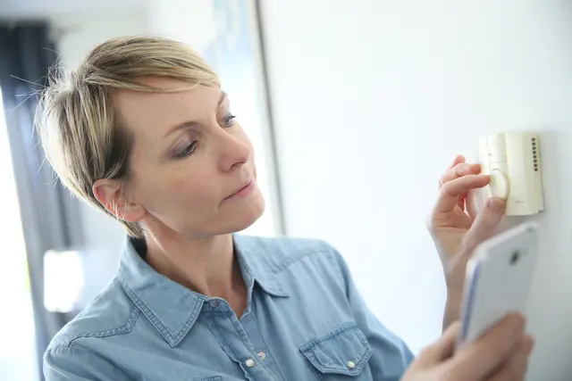 Wesentliche Bedingungen für ein behagliches Wohnklima sind relative Luftfeuchtigkeit, Raumtemperatur, Zugerscheinungen sowie Oberflächentemperatur. | Foto: KEA