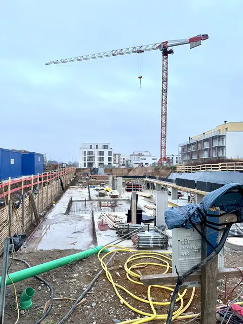 Auf dieser Baustelle Ecke Alte Leimengrube/Langgewannstraße zog sich der Verunfallte schwere Pfählungsverletzungen zu. 