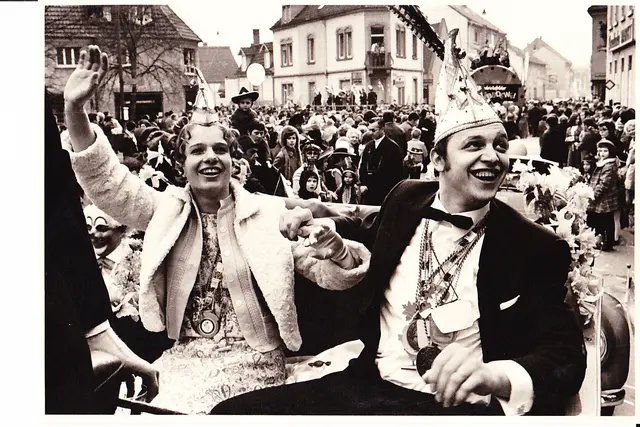 Das erste Prinzenpaar der Schlabbdewel Margot und Peter beim Umzug 1971. | Foto: zg