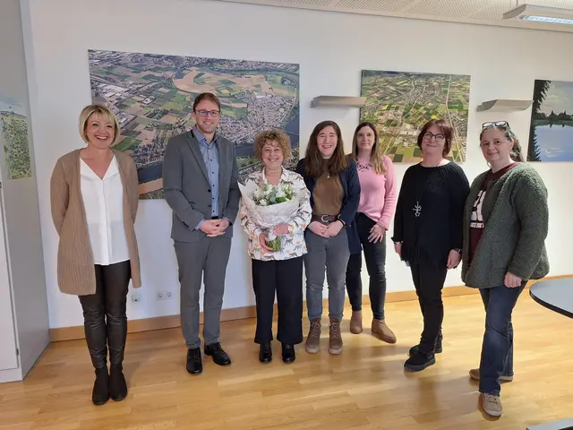 Bürgermeister König verabschiedet Frau Andrea Hamm (3.v.l.) in den Ruhestand. | Foto: BMA