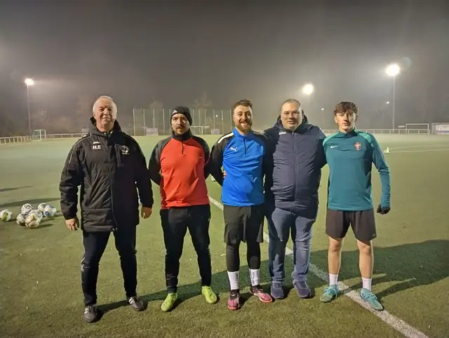 Die Neuzugänge Nico Eißler (2. von links), Kevin Schönberger (3. von links) und Nicolai Ackermann (ganz rechts) mit Neu-Trainer Holger Eißler (links) und Spielausschuss Steffen Schäfer (2. von rechts). | Foto: -wy