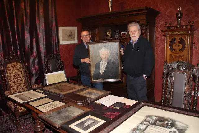 15 besondere Benz-Exponate spürte Michael Reul (links) auf, die der Besitzer des Automuseums, Winfried A. Seidel (rechts) gerne übernahm. 