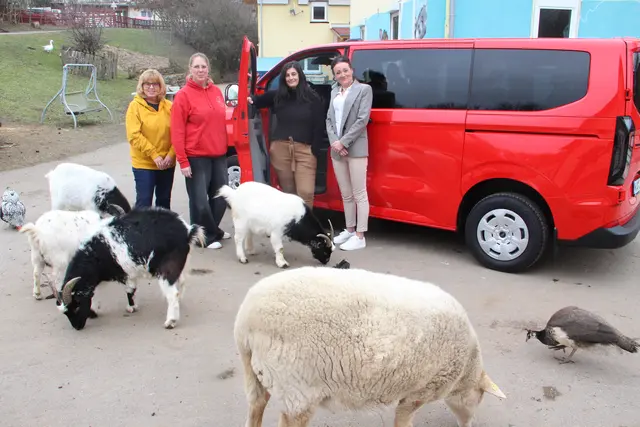 Die Therapietiere des Hauses Mirabelle dürfen den neuen Bus natürlich nicht betreten. Die Leiterin des Hauses Mirabelle, Silke Oertelt, Silke Tempel, Gaby Nagel und Marianne Fath (von rechts nach links) sind der Glücksspirale für die Großspende dankbar.  