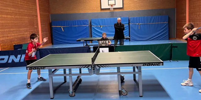 Constantin Nicolas (links) holte neben Götze in einem spannenden Fünfsatzkrimi den zweiten Punkt für die LSV.