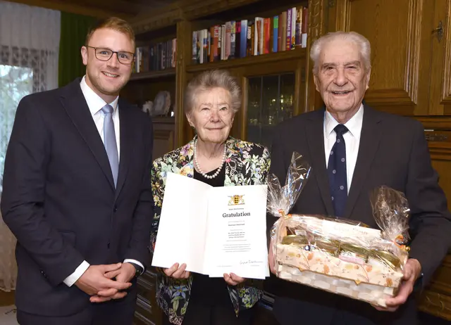 Bürgermeister Florian König gratulierte den Eheleuten Wörner | Foto: Marcus Schwetasch 
