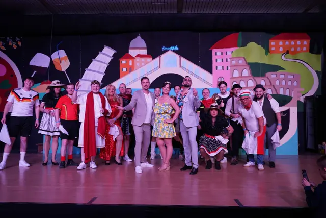 Der Einmarsch des Elferrats mit Prinzessin Isabell II. aus dem Hause der Präsidenten eröffnet die diesjährige Prunksitzung getreu dem Motto "Bella Italia". | Foto: KV Kummetstolle Neckarhausen