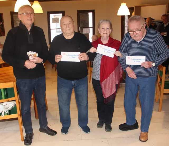 AWO-Skat-Chef Friedemann Haschler (links) zeichnete die Jahressieger Günter Mainka, Ulla Blatt und Werner Kratzert (rechts) aus. 