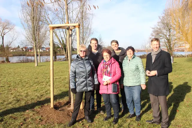 Bürgermeister Schmutz (rechts) freute sich über die Entgegennahme einer 2.000 Euro-Spende für Baumpflanzungen und dankte den Mitgliedern des Bauernverbandes und der Ladenburger Landfrauen.  | Foto: Foto: Sturm