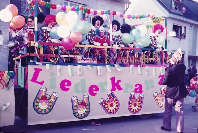 Umzugswagen des GV Liederkranz vom zweiten Fastnachtszug 1982. | Foto: zg