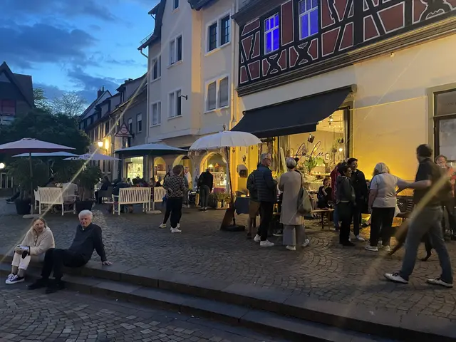So kann es aussehen, wenn Ladenburger Geschäfte zusammenhalten: Shopping Night 2022 | Foto: Sandra Weik