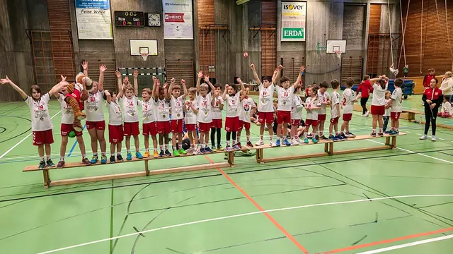 Am Ende gab's Medaillen für alle jungen Nachwuchshandballer und -handballerinnen.  | Foto: /Foto: zg.