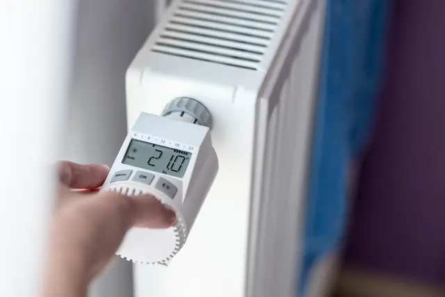 Elektronische Thermostatventile regulieren die Raumwärme und sparen damit Heizkosten. | Foto: KEA