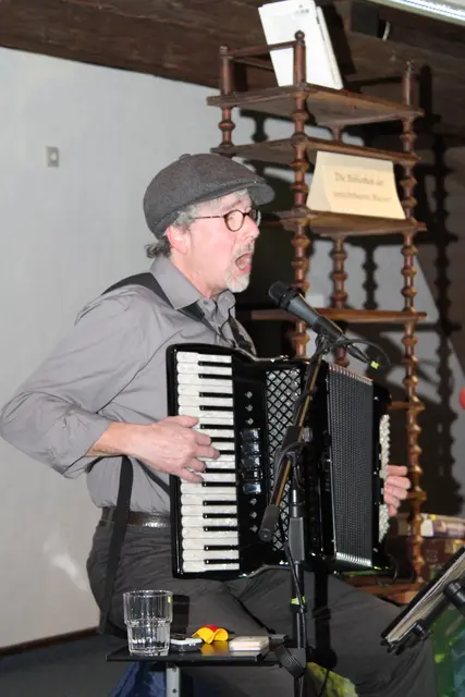 Andreas Rathgeber begleitete die Büchervorstellung mit dem Akkordeon, dem Instrument des Jahres. 