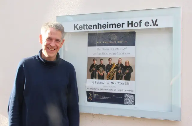 Der Vorsitzende des Kettenheimer-Hof-Vereins, Stefan Pfister, stellte klar: Abmontieren wird er den Schaukasten ganz sicher nicht. 