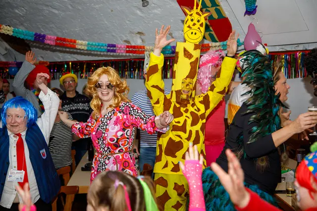 Da tanzt eine Giraffe namens Manuel neben der Discoqueen Jenny. 