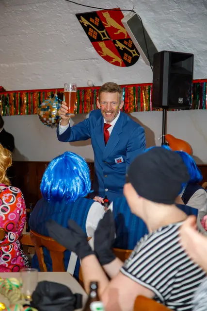 Bürgermeister Schmutz zeigte sich gut gelaunt und bunt bemalt. 