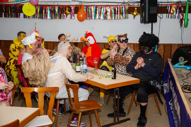 Da hatte sich ein ganzer Zoo an Tisch zwei eingefunden und feierte lautstark mit. 