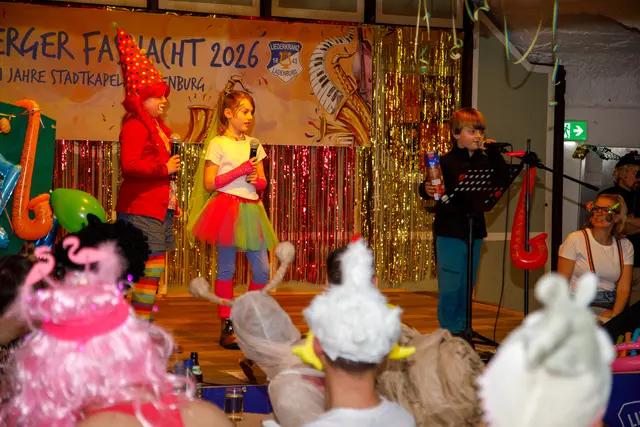 Die neuen närrischen Kinderstars in Ladenburg – Mayra, Paula und Fritz in der Kinderbütt. 