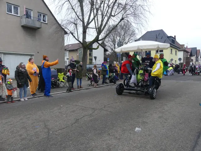 Die Vorstandschaft des Turnvereins bewegte sich mit Muskelkraft vorwärts. | Foto: Schatz